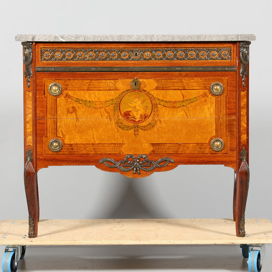 BYRÅ, gustaviansk stil.