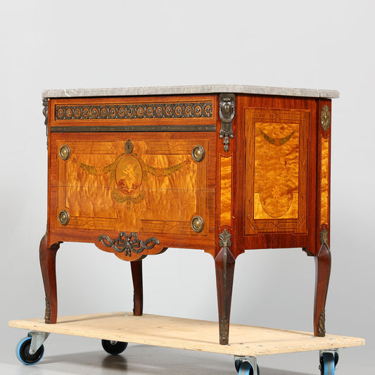 BYRÅ, gustaviansk stil.