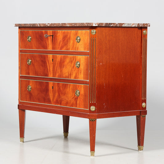 BYRÅ, gustaviansk stil.